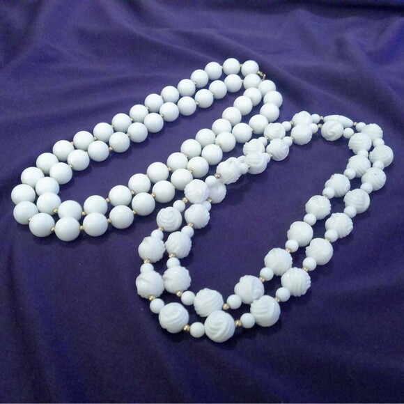Two Long Vintage White and Gold Plastic Beaded Necklaces - Picture 4 of 7